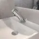 Waschtischarmatur von Ideal Standard, mit Sensorsteuerung, in verchromtem Finish, installiert an einem weißen Waschbecken, Kombination aus Wasser und Mischbatterie.